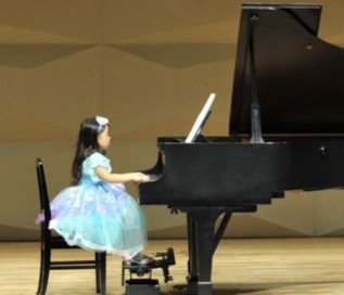 立川市羽衣町 ピアノ教室 メープル音楽教室発表会での幼児さんの演奏